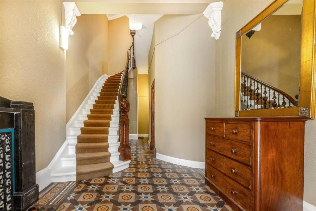 Beautiful Double Room In Idyllic West End Townhouse — Photos 1